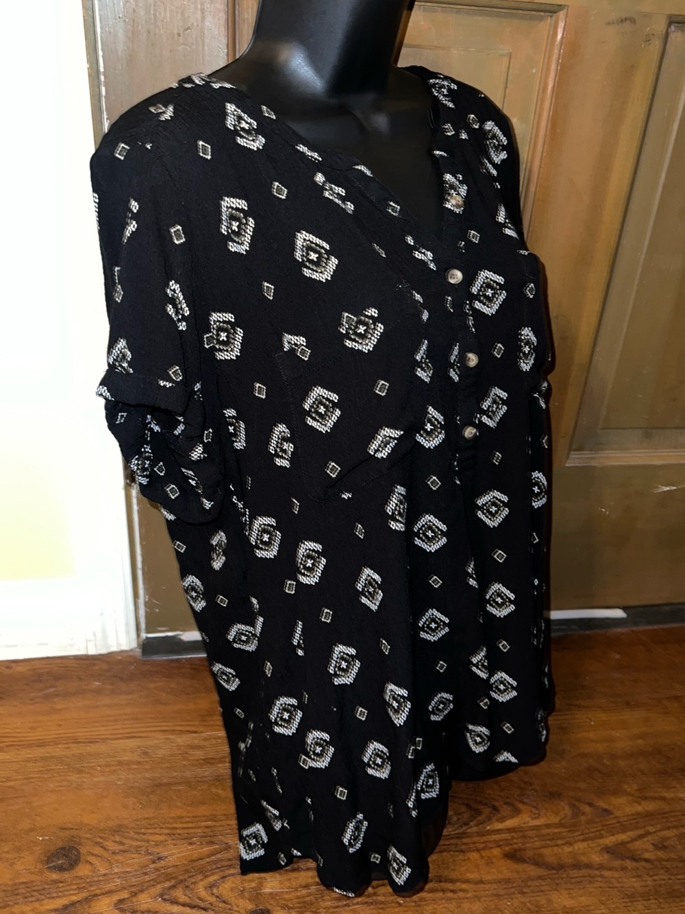 Black Geometric Print Tunic Boho Casual Short Sleeve V-Neck Top Rayon Size L - Picture 3 of 6